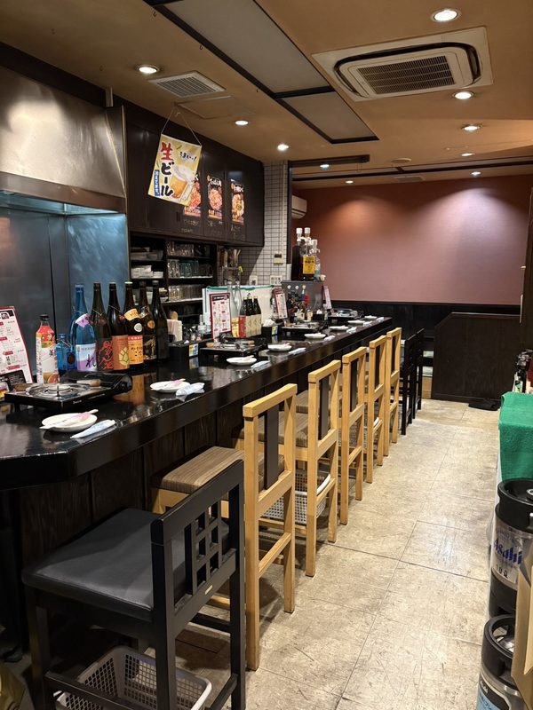 てっぱん肉なべ 肉はちのカウンター席。一角に鉄板があり、席の前には卓上コンロ。約8席が一列に並ぶ