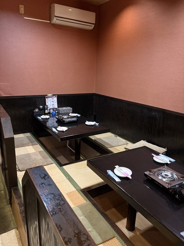 てっぱん肉なべ 肉はちの掘りごたつのお座敷。4名掛けのテーブルが2卓、同じ部屋に並んでいる